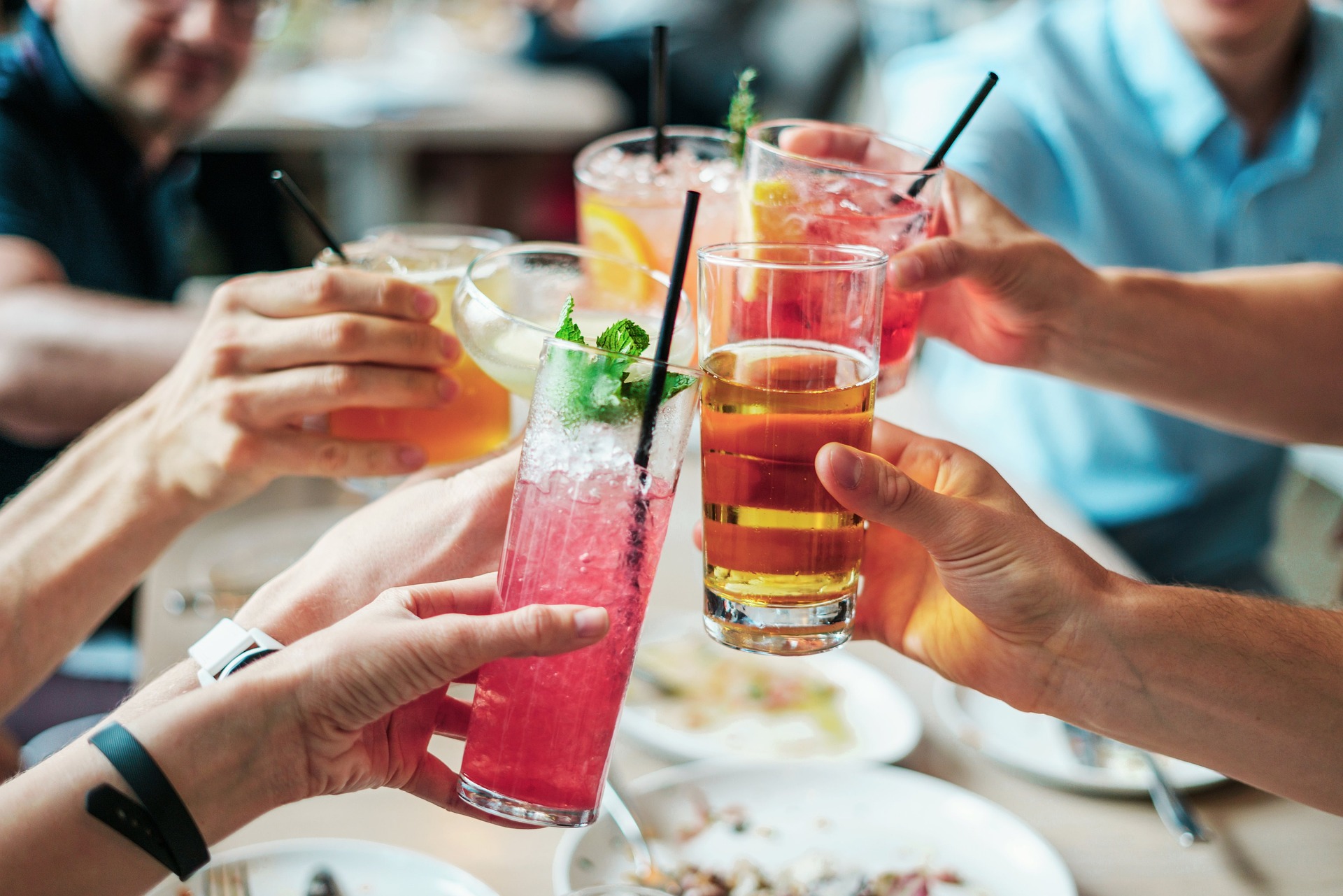 Vielfältige Getränkeauswahl an der KaraokeRaum Bar